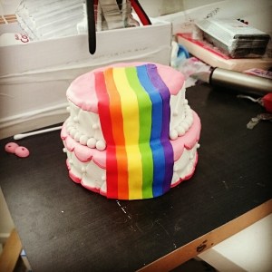 Décoration de gâteau pour mariage gay, arc-en-ciel en cours de fabrication